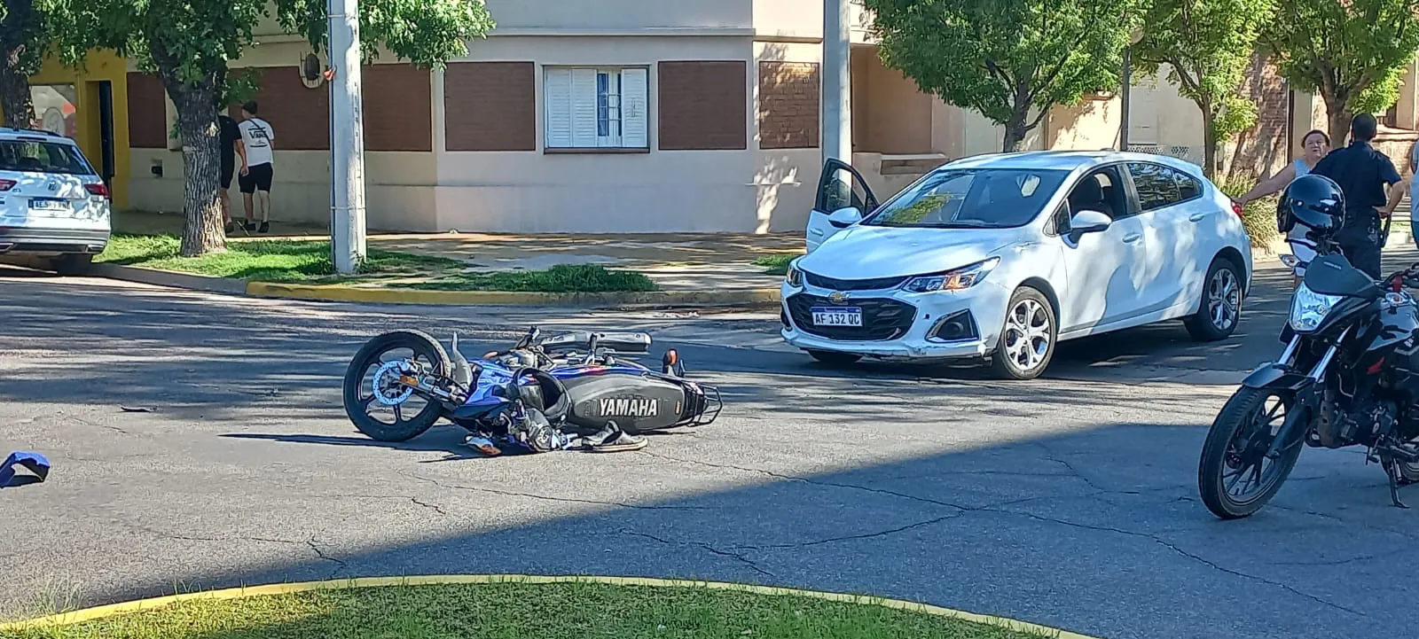 Una mujer hospitalizada tras accidente entre auto y moto